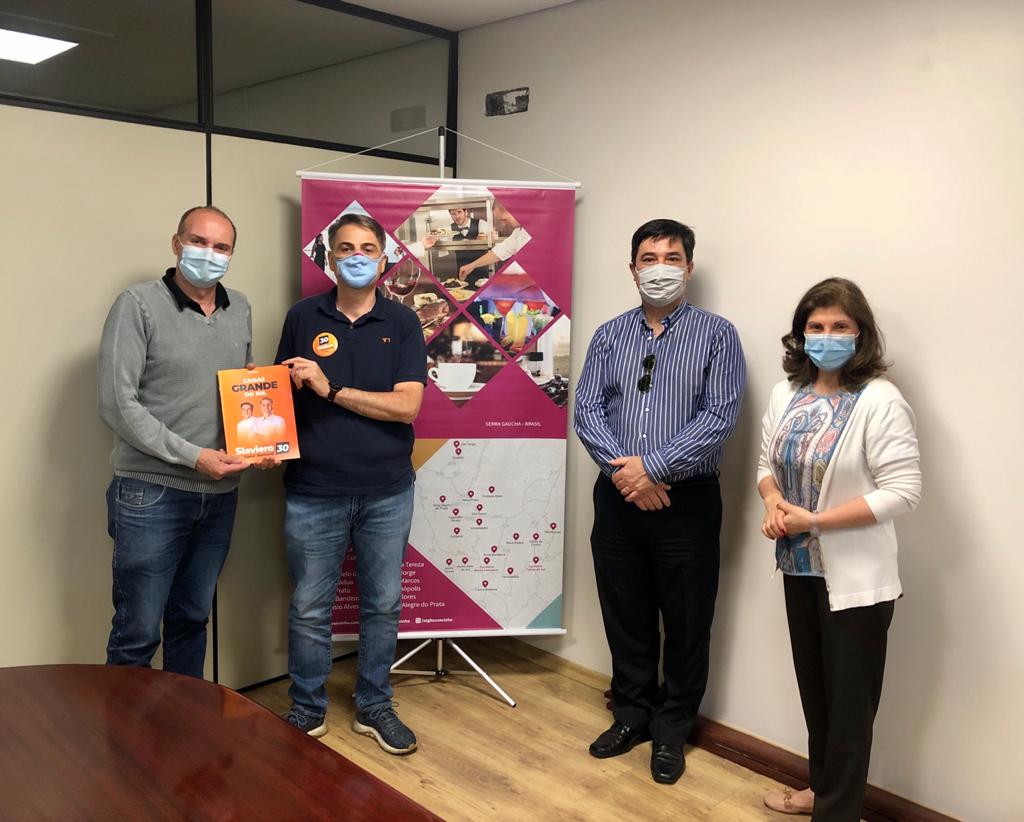 Marcelo SLaviero e Cesar Bernardi estiveram com diretores executivos do Sindicato Empresarial de Gastronomia e Hotelaria (SEGH)