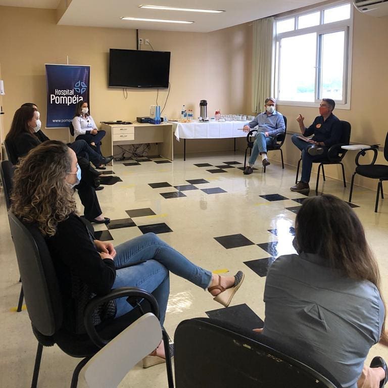 Marcelo Slaviero foi recebido pela superintendente do Hospital Pompéia