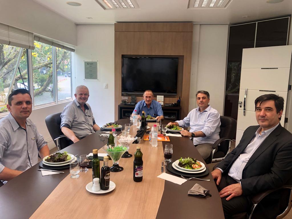 Marcelo Slaviero e Cesar Bernardi conversam sobre Plano de Trabalho do Novo para Caxias em reunião-almoço do Simplás 
