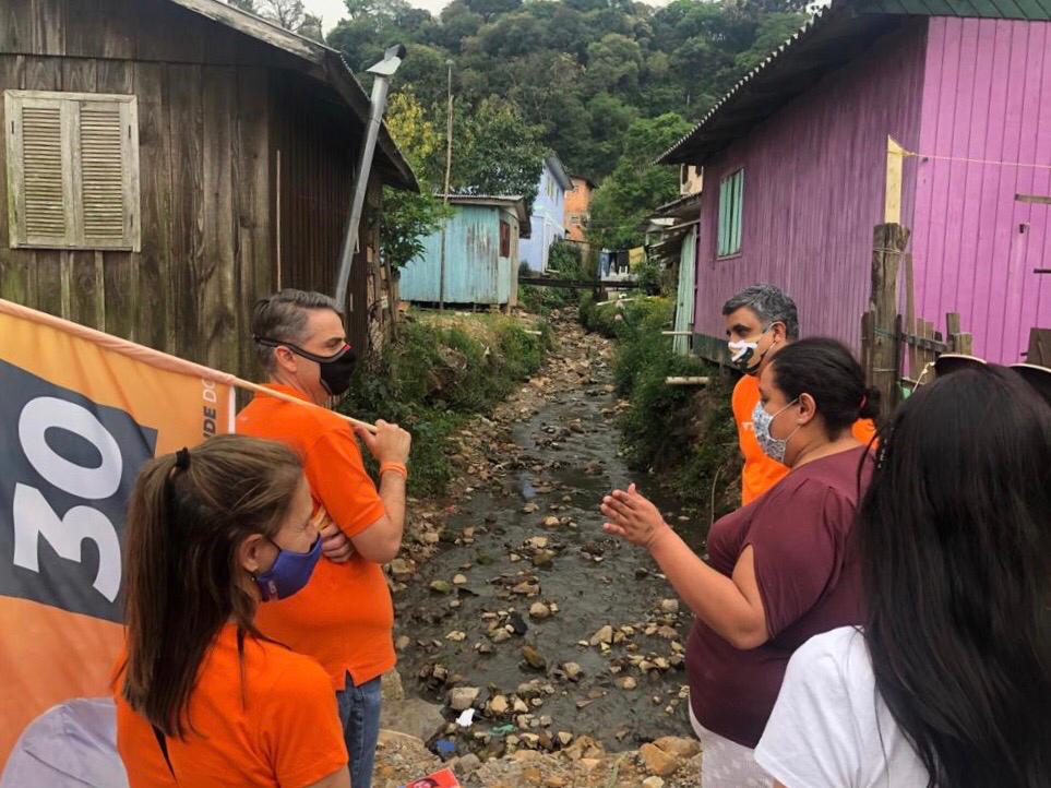Marcelo Slaviero esteve nos bairros Esplanada e Caravaggio conversando com moradores sobre o tratamento de esgoto na região