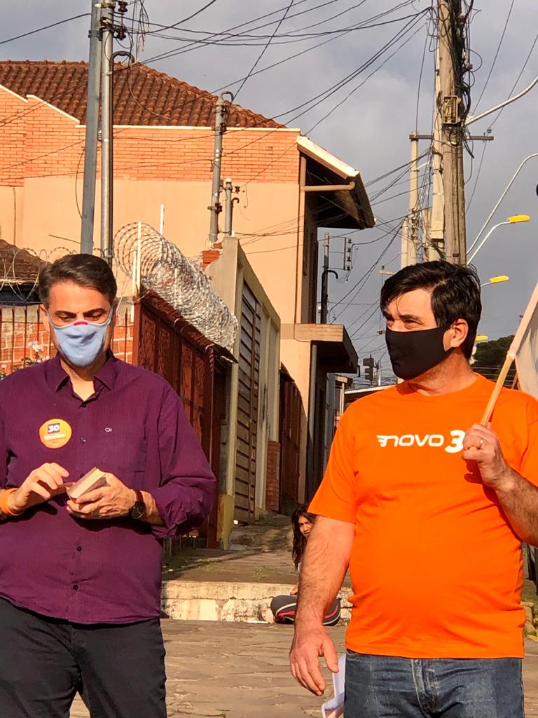 Marcelo Slaviero e Cesar Bernardi são recebidos por moradores do bairro Jardelino Ramos 